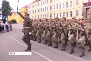 Виконувати обов'язки і ніколи не зрадити: сотні львівських курсантів присягнули на вірність Україні
