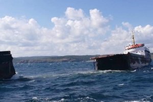 Біля Босфору навпіл розколовся суховантаж, що возив сировину в окупований Крим – фото і відео