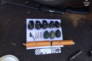 Поліція показала арсенал зброї, що був знайдений у розтрощеному на мосту Патона ВАЗі