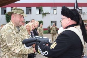 Під Авдіївкою освятили новий бойовий прапор бригади Чорних Запорожців