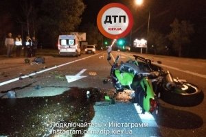 У Києві легковик зіткнувся з мотоциклом – загинув співробітник держохорони