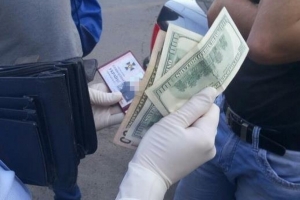 В Луцьку на хабарі викрили підполковника СБУ та співробітника зовнішньої розвідки