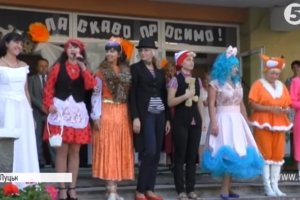 Мальвіни та Незнайки: у кого перевтілились вчителя у Луцьку на 1 вересня