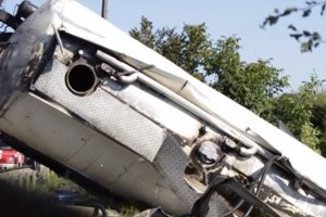 Масштабна аварія з 5 авто: бензовоз перекинувся у кювет, дизпаливо заповнило дорогу
