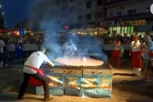 Двометрове задоволення: У Сербії приготували бургер-гігант – відео