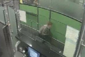 У "Борисполі" затримали чоловіка, який навприсядки намагався обійти прикордонний контроль
