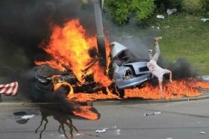 Автівка-смолоскип: у Києві водій вистрибнув з палаючої Toyota – фоторепортаж