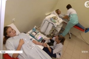 Печиво та "смайлики надії": як волонтери у Києві донорів заохочують