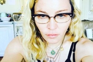 Не впізнали зірку: Служба доставки вже тиждень переконує Мадонну, що вона самозванка