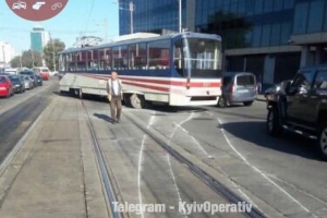 "Ранковий дрифт": у Києві з рейок зійшов швидкісний трамвай