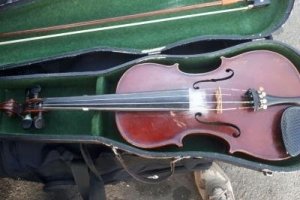 Українець намагався незаконно вивезти до Словаччини скрипку, якій понад 150 років