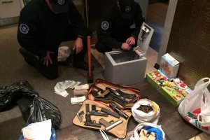 Незаконний піщаний бізнес на Київщині: У бухгалтера виявили цілий арсенал зброї – фото