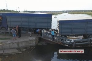 На Миколаївщині вантажівка в'їхала на міст і потопила його – відео