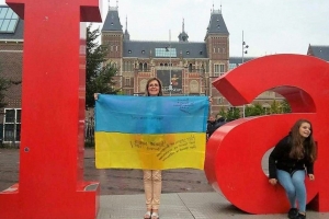 Майже 100 прапорів: український стяг замайорів у містах Європи та Америки – ФОТО