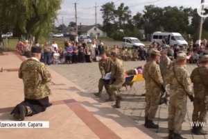 Одещина навколішки проводжала в останню путь 23-річного бійця – ФОТО