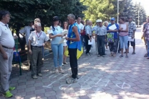 В окупованій Кадіївці спортсмен вийшов на нагородження з українським стягом і порвав грамоту терористів