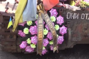 Особлива реліквія: підбитий сепаратистами танк ЗСУ перетворять на меморіал – ФОТО