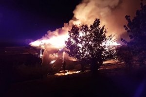 У Києві на Русанівській набережній вночі вщент згорів ресторан – відео