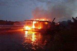 "Палав як факел": на набережній Києва згорів дебаркадер – ФОТО