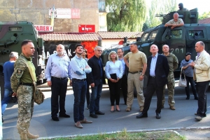 Французькі сенатори на українському Донбасі: відвідали Авдіївку та КПВВ "Майорськ"