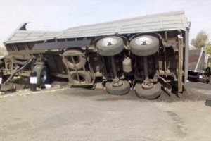 Пошкоджена колія й травмовані пасажири: на Харківщині КамАЗ влетів у пасажирський потяг – фото