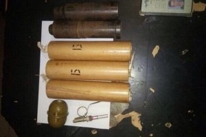 У Києві на "Вокзальній" затримали молодика із гранатою й димовими шашками – фото