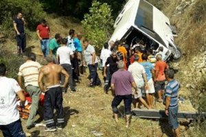 У Туреччині туристичний автобус зірвався з 50-метрової скелі, є загиблі