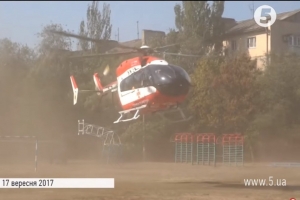 Вперше за 10 років: важкохвору дитину з Маріуполя гвинтокрилом ДСНС доправили до Києва