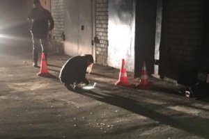 У Києві сталася стрілянина: невідомі поцілили в чоловіка, який ремонтував автівку в гаражі