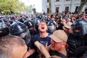 Штовханина під міськрадою Одеси: зібрались півтисячі людей – фоторепортаж