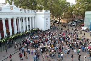 Сутички в Одесі: чому натовп пікетував міськраду та увірвався на подвір'я прокуратури