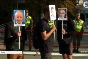 Перформанс під АПУ: активісти влаштували постановочне 