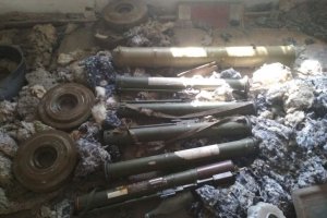 В покинутій будівлі на Донеччині виявили арсенал зброї російського виробництва