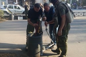 У центрі Маріуполя біля драмтеатру виявили гідродинамічну пушку – фото
