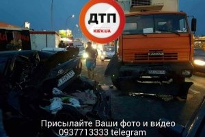 Масове ДТП в Києві: Водій КаМАЗу врізався у Toyota – фоторепортаж