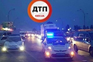 У Києві біля "Лісової" сталася масова ДТП, розбито 6 авто і МАФ – фото, відео