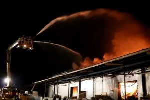 Вночі у Києві вигорів склад із займистими матеріалами – відео