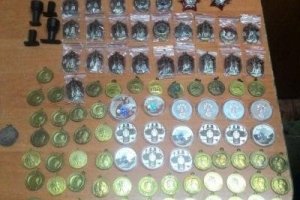 Мешканець Херсона намагався вивезти до Криму ордени, медалі та срібні монети