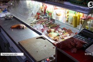 На Буковині двоє єнотів набешкетували у магазині на 50 тис. грн