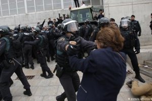 Референдум у Каталонії: силовики силоміць забрали бюлетені та скриньки для голосування