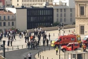 У Франції в Марселі чоловік з ножем напав на людей, є загиблі – подробиці