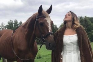 Джамала опублікувала ексклюзивні бекстейдж-світлини з фотосесії з конем