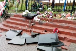 У Києві чоловік розбив меморіал Небесної Сотні – вандала повезли у відділок поліції