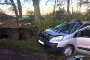 На Вінниччині не розминулись БТР та легковик: є постраждалий