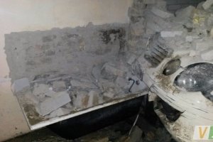 В Луцьку автомобіль на швидкості влетів у будинок та розгромив ванну