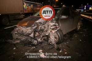 Потрійна ДТП у Києві: Одна з автівок збила водія, який хотів допомогти постраждалим