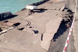 Під Одесою вантажне судно врізалося у причал