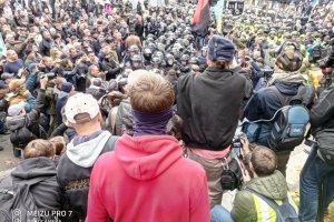 У мережі з'явилося відео, як мітингувальники під Радою ногами б'ють поліцейського