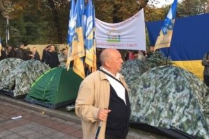 У Києві під Радою мітингувальники встановили намети: що планують