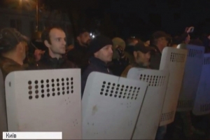 Ситуація дуже напружена: надвечір під Радою спалахнули масові сутички